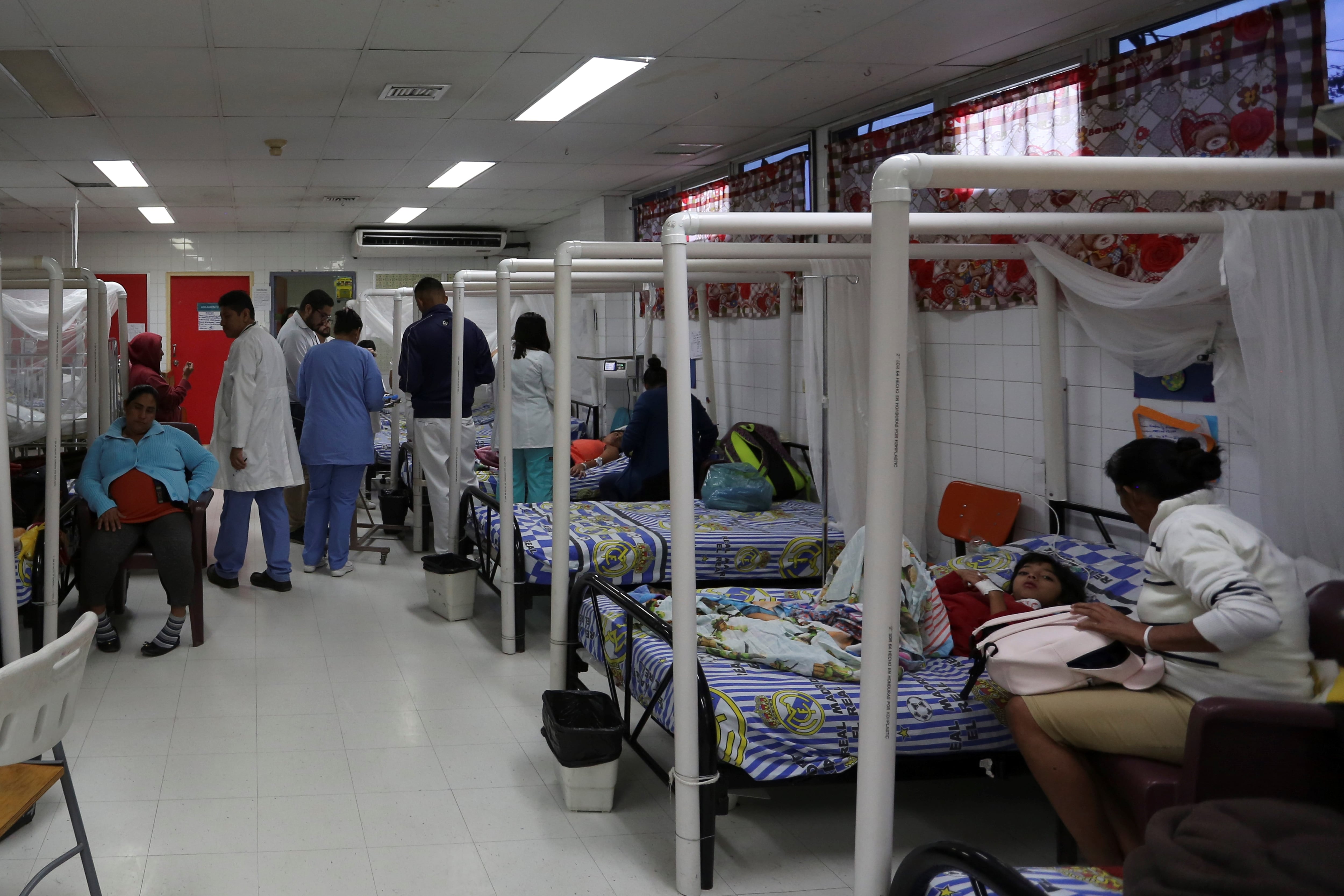 El Colegio Médico de Honduras reclama atrasos salariales de hasta cinco meses y denuncia inestabilidad laboral de los profesionales de salud.. EFE/ Gustavo Amador