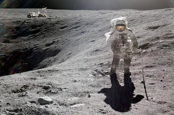 Foto entregada por la NASA que muestra al astronauta Charles M. Duke Jr. en la superficie de la Luna el 21 de abril de 1972. (John W. Young/NASA via AP)