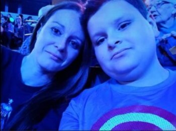 Katie Lee junto a su