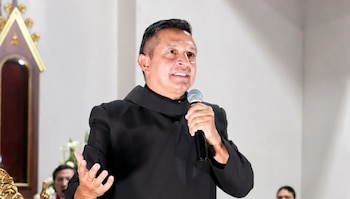 Jesús Hernán Orjuela, "el padre Chucho", celebró el fin del gobierno de Gustavo Petro y la llegada de Abelardo De La Espriella a la Presidencia de Colombia con la frase "Cesó la horrible noche" - crédito @padrechuchocol/Instagram