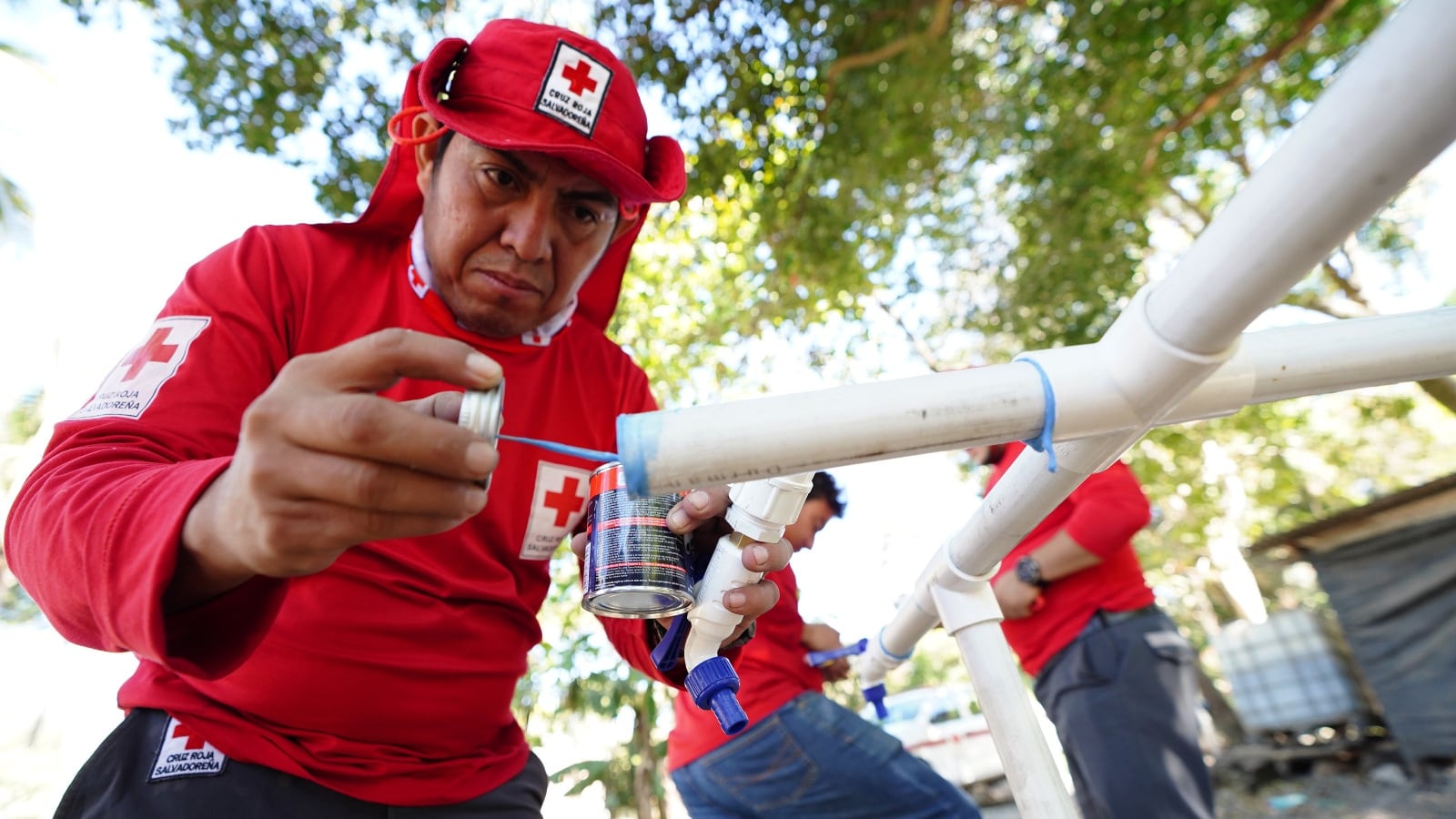 En Candelaria Cuscatlán, una obra con apoyo de la organización estadounidense apunta a asegurar el suministro para familias con escasez, dentro de una intervención que abarca varios caseríos vulnerables (Foto cortesía CRS)