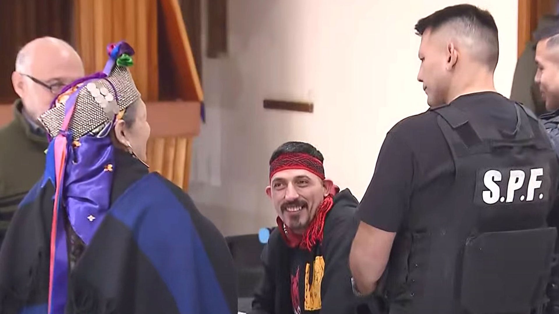 Jones Huala sonríe durante una audiencia judicial