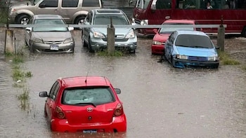 Fuerte lluvia provoca inundaciones y caos vial en la capital de Honduras: varias viviendas y vehículos resultaron afectados