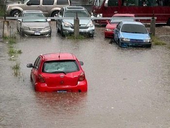 Una fuerte corriente de agua y lodo cubrió parte de la salida al sur de Tegucigalpa. (Foto: Redes sociales)