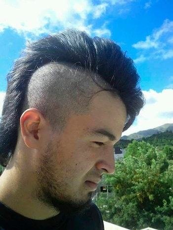 Tabella en marzo de 2016 con la mitad de la cabeza rapada y una cresta