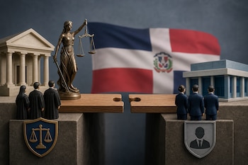 Figuras de jueces y fiscales ante dos piezas de rompecabezas sin encajar, dos edificios pequeños y la bandera de República Dominicana.