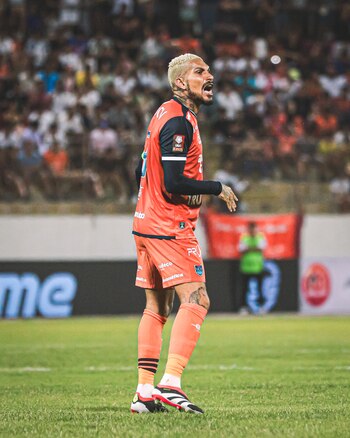 Paolo Guerrero debutó con César