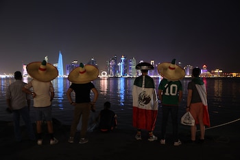 Vista general de mexicanos mirando