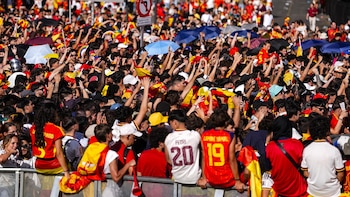 Miles de personas desafían al calor para ver a los campeones del mundo en Cibeles