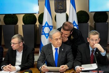 El primer ministro israelí, Benjamin Netanyahu, encabeza una reunión de gabinete en la base militar de Kirya (Ohad Zwigenberg/Reuters)
