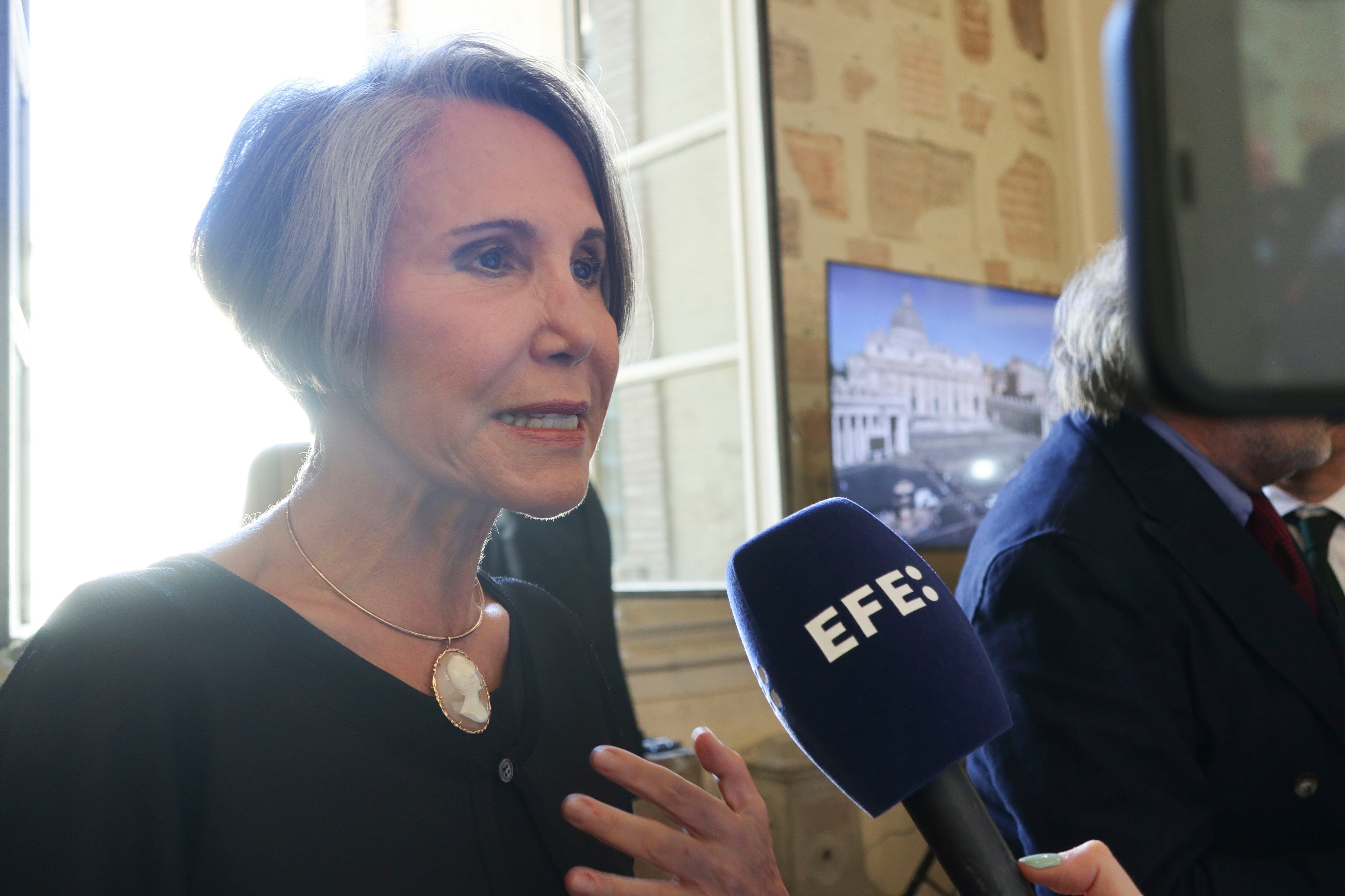 La actriz mexicana Florinda Meza atiende a la prensa tras su encuentro con el papa. El papa Francisco tuvo una audiencia este viernes con más de un centenar de humoristas y actores de comedia de todo el mundo al que acudieron varios comediantes de países latinoamericanos como la argentina Malena Guinzburg, la méxicana Florinda Meza García o las colombianas Liss Pereira, Paula Arcila y Maribel Trujillo Botello. EFE/ Miguel Salvatierra