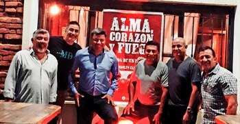 Rodolfo, de camisa celeste, junto