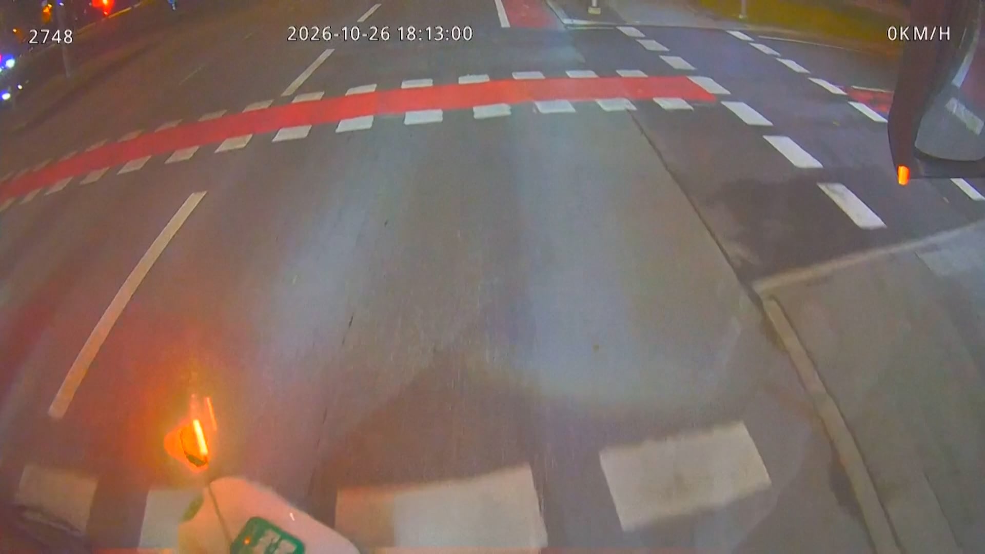 El vehículo autónomo continuó su marcha y abandonó el lugar antes de la llegada de los agentes policiales.