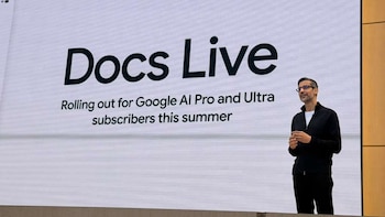 Sundar Pichai, CEO de Google, de pie en un escenario frente a una gran pantalla blanca que muestra el texto "Docs Live" y un anuncio sobre su lanzamiento