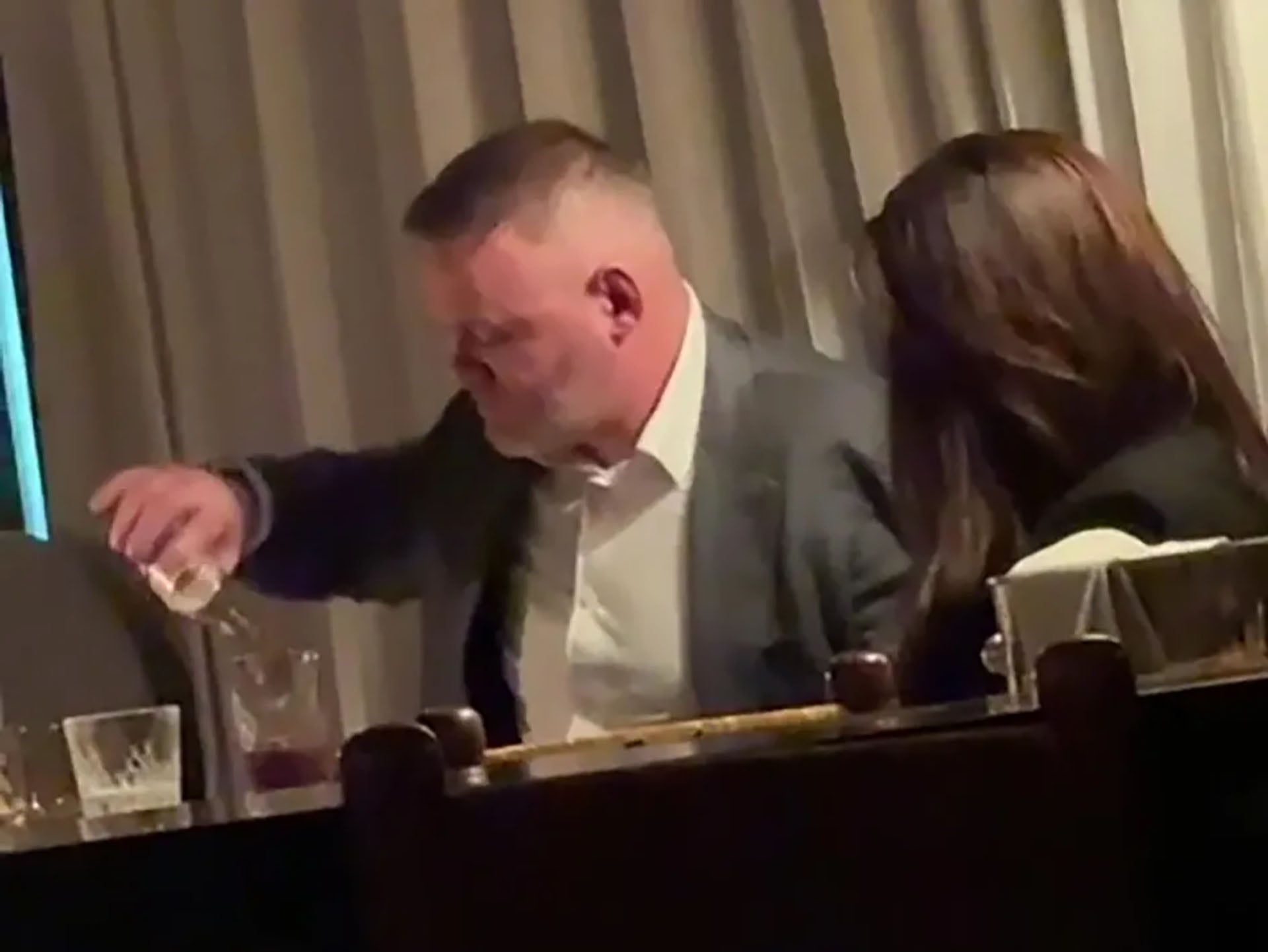 El ex futbolista asistió a una fiesta dentro de un lujoso hotel