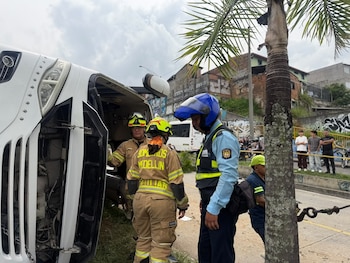 Ambulancias, unidades de Bomberos, Policía y agentes de tránsito atendieron el accidente - crédito Alcaldía de Medellín