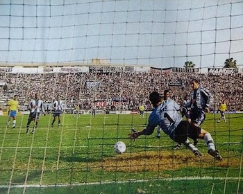 El delantero Claudio Pizarro anotó a los 6 minutos de juego el primer tanto del duelo entre Alianza Lima y Unión Minas de 1999.