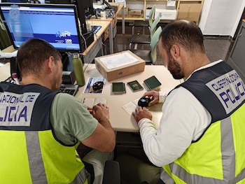 09/11/2023 Agentes de la Policía Nacional con los pasaportes intervenidos.
POLITICA ISLAS BALEARES ESPAÑA EUROPA SOCIEDAD PALMA DE MALLORCA
POLICÍA NACIONAL