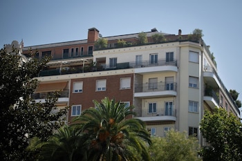 30/07/2026 Fachada del ático en el barrio de Chamberí adquirido por la Comunidad de Madrid, a 30 de julio de 2026, en Madrid (España). La Comunidad de Madrid ha decidido vender el ático de Chamberí adquirido por el Gobierno regional para "ayudar en la reconstrucción" tras el gran incendio en la Sierra Oeste.
POLITICA
Fernando Sánchez - Europa Press