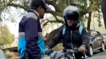 Video: brutal pelea entre un motociclista y un inspector de tránsito frente a un colegio de Tigre