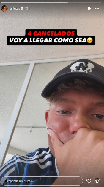 Hombre joven, gorra negra, camiseta a rayas celestes y blancas, mano en el rostro. Texto '4 CANCELADOS VOY A LLEGAR COMO SEA' y emoji de cara triste
