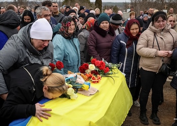 Familiares y amigos reaccionan durante la ceremonia fúnebre de una familia de dos adultos y tres niños, residentes locales que fueron asesinados el sábado 2 de marzo en su apartamento destruido por un ataque con aviones no tripulados rusos, en medio del ataque de Rusia a Ucrania, en el pueblo de Marynivka. en la región de Odesa, Ucrania, 5 de marzo de 2024. REUTERS/Stringer