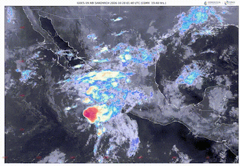 Mapa satelital de México con formaciones nubosas en tonos grises y zonas de precipitación señaladas en colores azul, amarillo y rojo