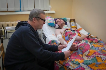 Un padre amoroso y su hijo herido pagan los costos de la guerra en Ucrania