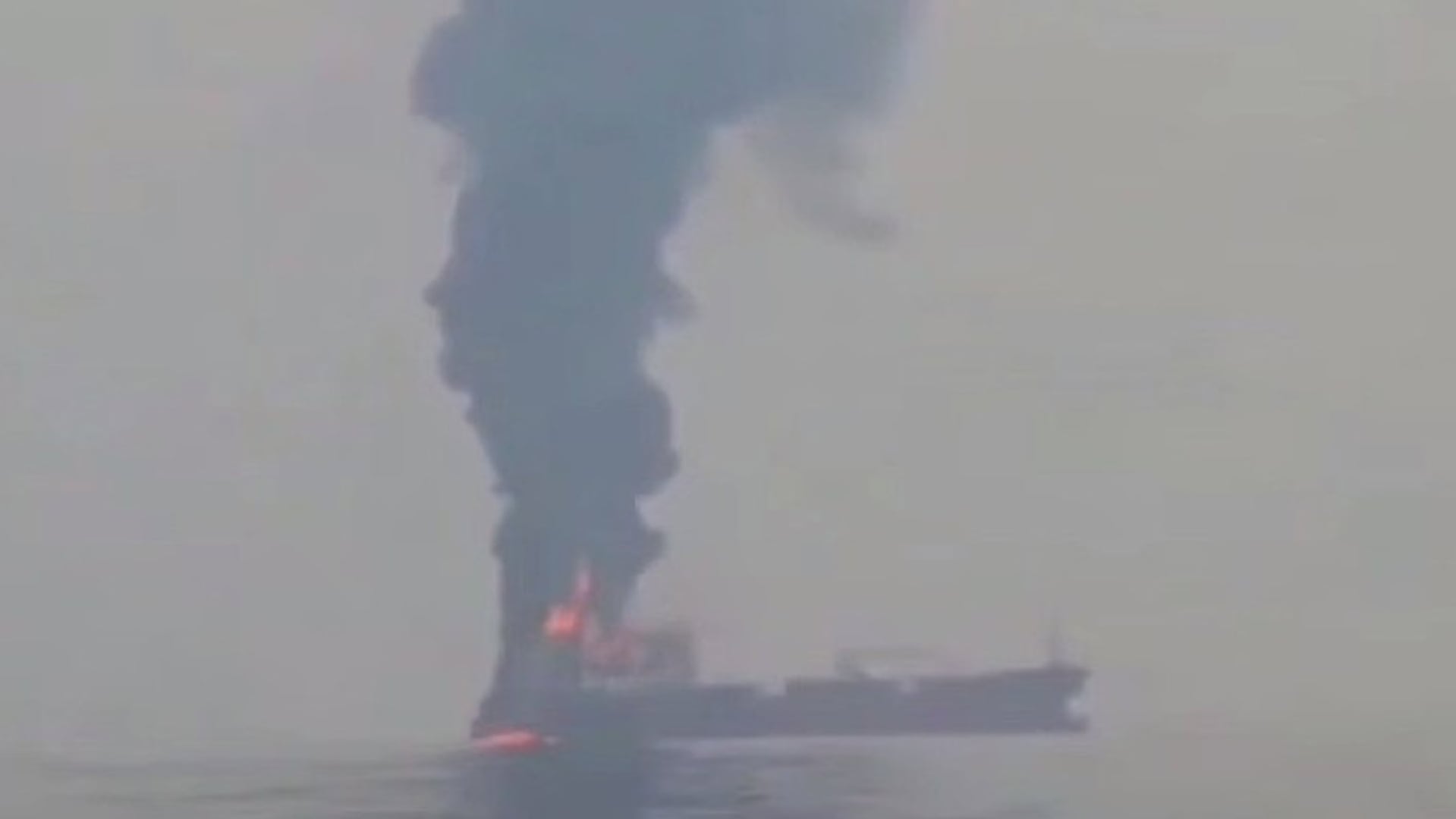 Irán reporta incendio de superpetrolero tras choque con mina en Ormuz