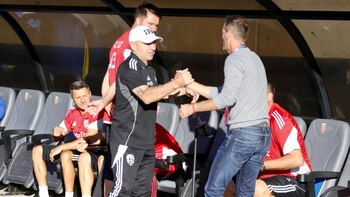 Jean Vlădoiu saludando a su