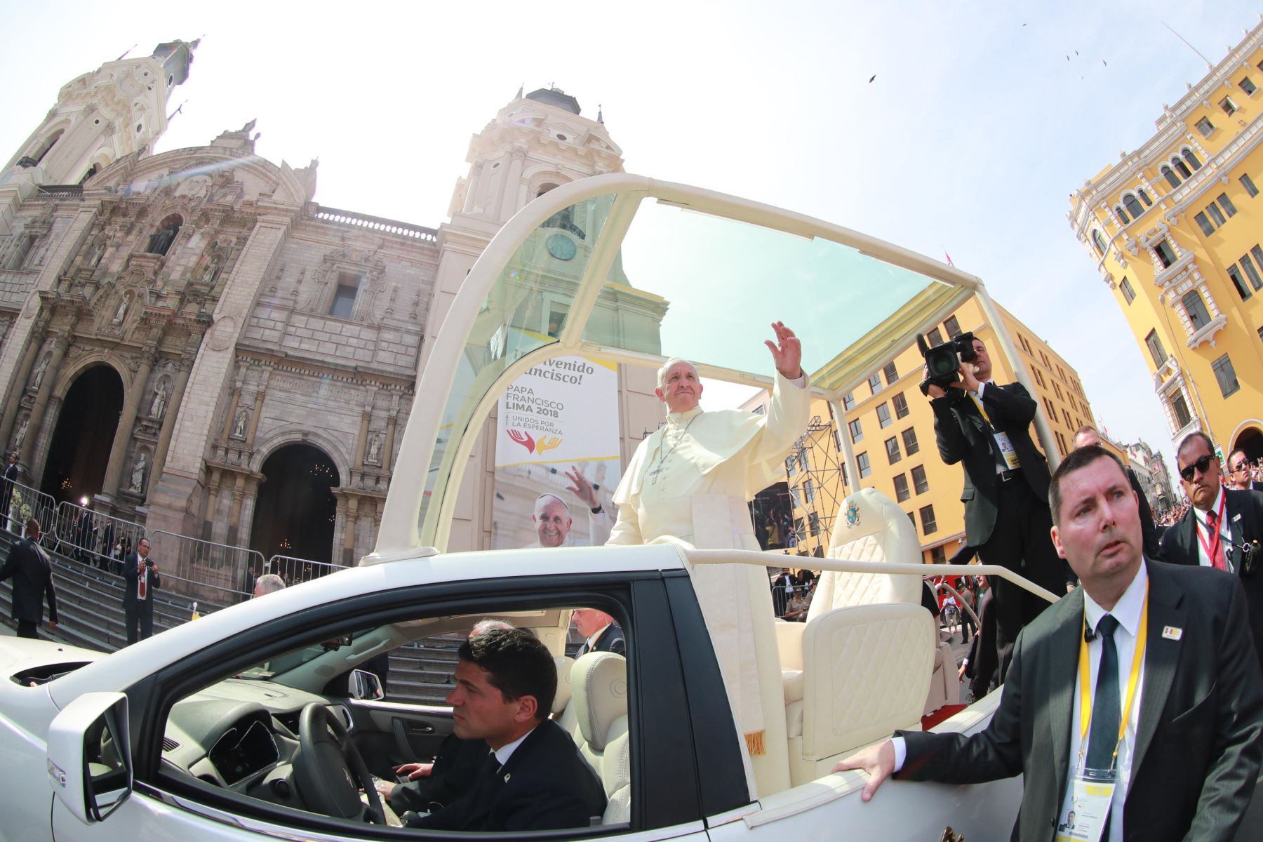 LIMA PERÚ - ENERO 2018. Foto de archio del papa Francisco en los exteriores de la Catedral de Lima. Foto ANDINA: Carlos Lezama.