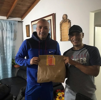 Jhonny Ramírez junto al futbolista