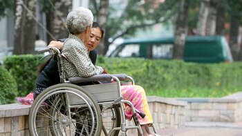 Menos bebés, menos gente en