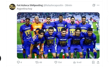 Una captura de pantalla de un tuit que muestra a once jugadores de fútbol del equipo Pumas posando con uniformes azules y dorados en una cancha