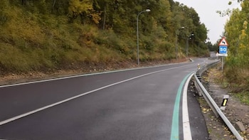 Para qué sirven las líneas verdes pintadas junto al arcén en algunas carreteras: la curiosa medida de la DGT para cambiar la forma en la que conduces