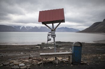 Un teléfono público cerca de