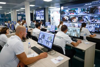 Observadores monitorean las cámaras de