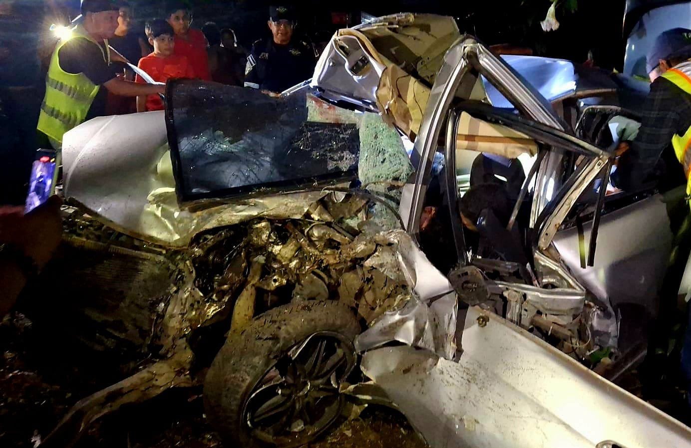 Según la Policía, como consecuencia de la colisión, uno de los conductores y su acompañante perdieron la vida, mientras que varias personas resultaron con heridas de gravedad y fueron llevadas a un hospital para recibir atención médica especializada. (Cortesía: Policía Nacional Civil)