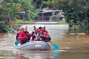 Este lunes, se esperan más lluvias por el paso de la onda tropical 33. (Infobae Centroamérica/Cortesía Cruz Roja Costarricense y Bomberos Costa Rica)