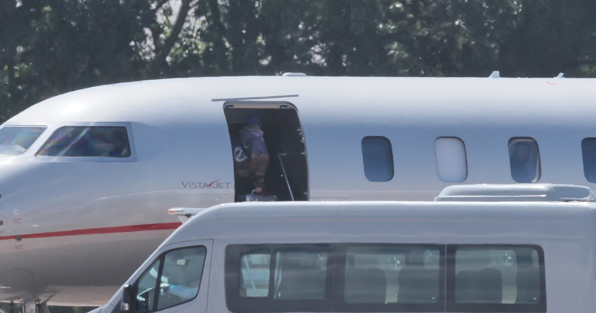 Así se fue Bad Bunny de Argentina: vidrios polarizados y hermetismo en su salida 2 GVOE24SKZJAWZKDU7KDJVDEWZE