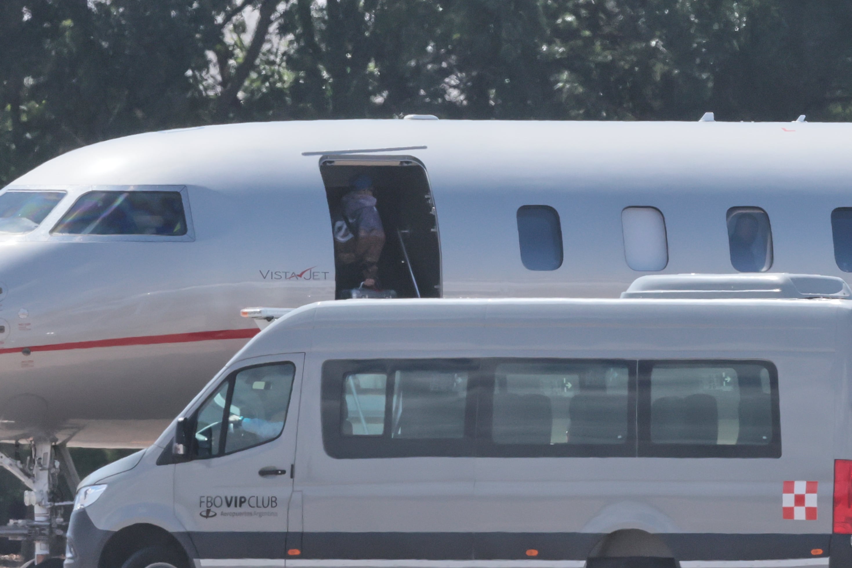 El cantante puertorriqueño optó por camionetas de vidrios polarizados y cortinas para evitar la exposición mediática durante su salida del hotel en Buenos Aires