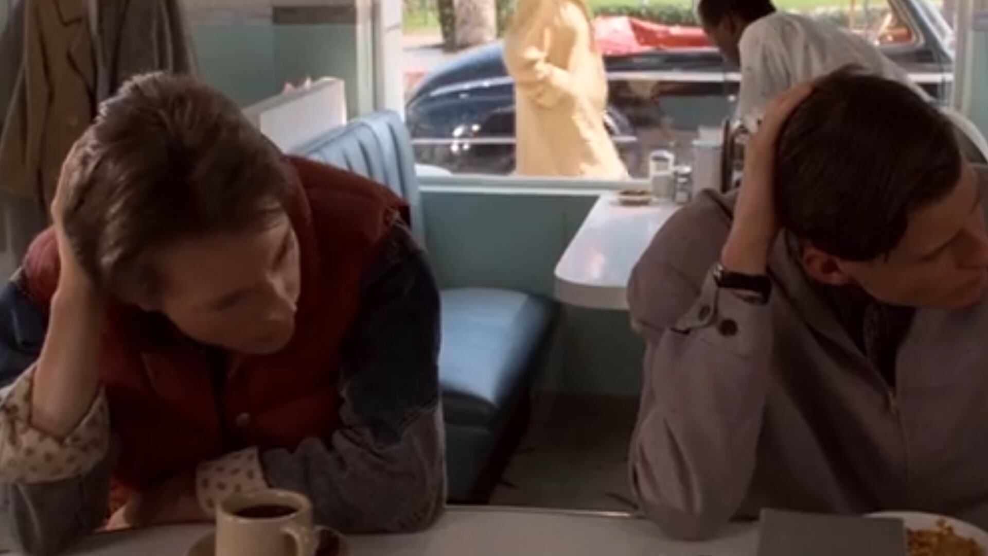 La diferencia real de edad entre Michael J. Fox y Crispin Glover sorprendió a los seguidores de Volver al futuro (Captura)