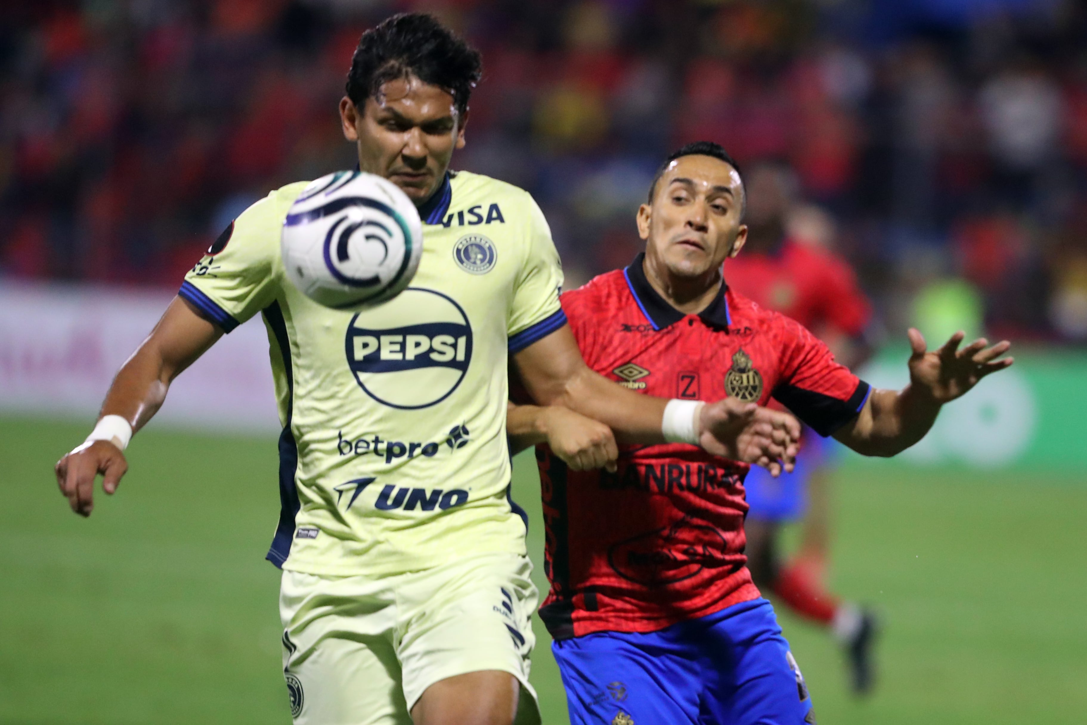 César Archila (d) de Municipal disputa el balón con Jefryn Macías de Motagua. El club hondureño fue el que dijo presente en la siguiente etapa de la copa. (Infobae Centroamérica/ EFE/ Fernando Ruiz)