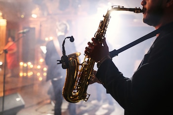 Un hombre toca el saxofón en un concierto de jazz (Magnific)