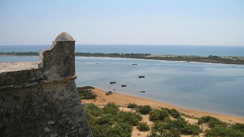 El pueblo de Portugal a un paso de España: una playa de arena fina poco conocida y una fortaleza del siglo XVIII