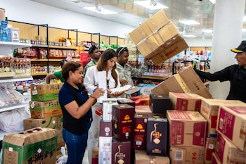 Un operativo del MICM en Villa Consuelo, Santo Domingo, decomisó mercancía ilícita valorada en más de 19 millones de pesos dominicanos. (Foto cortesía Ministerio de Industria)