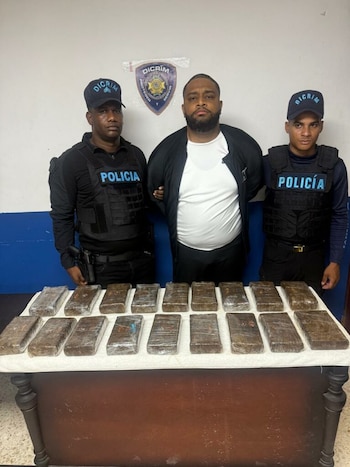 En Bávaro, la Policía Nacional arresta a José Ramón Berroa Carrasco tras hallar 18 paquetes de presunta cocaína en una jeepeta cerca del sector Los Corales. (Foto cortesía)