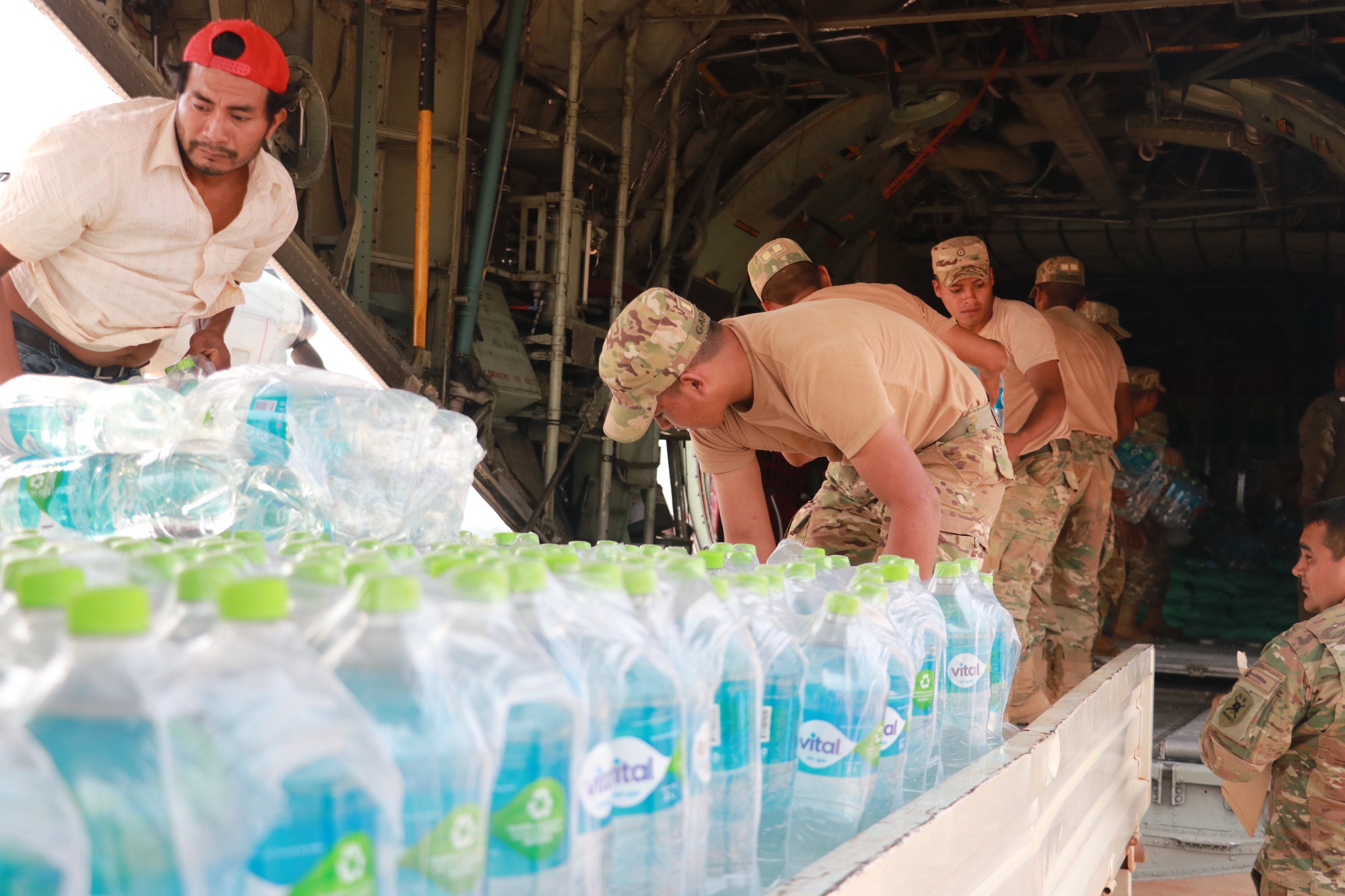 Integrantes de las fuerzas armadas cargan un avión con ayuda humanitaria en Santa Cruz (Bolivia). EFE/Juan Carlos Torrejón