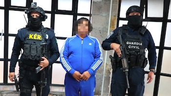 Alfredo "N" fue detenido junto con una mujer en la Autopista Siglo XXI. Crédito: FGE Michoacán