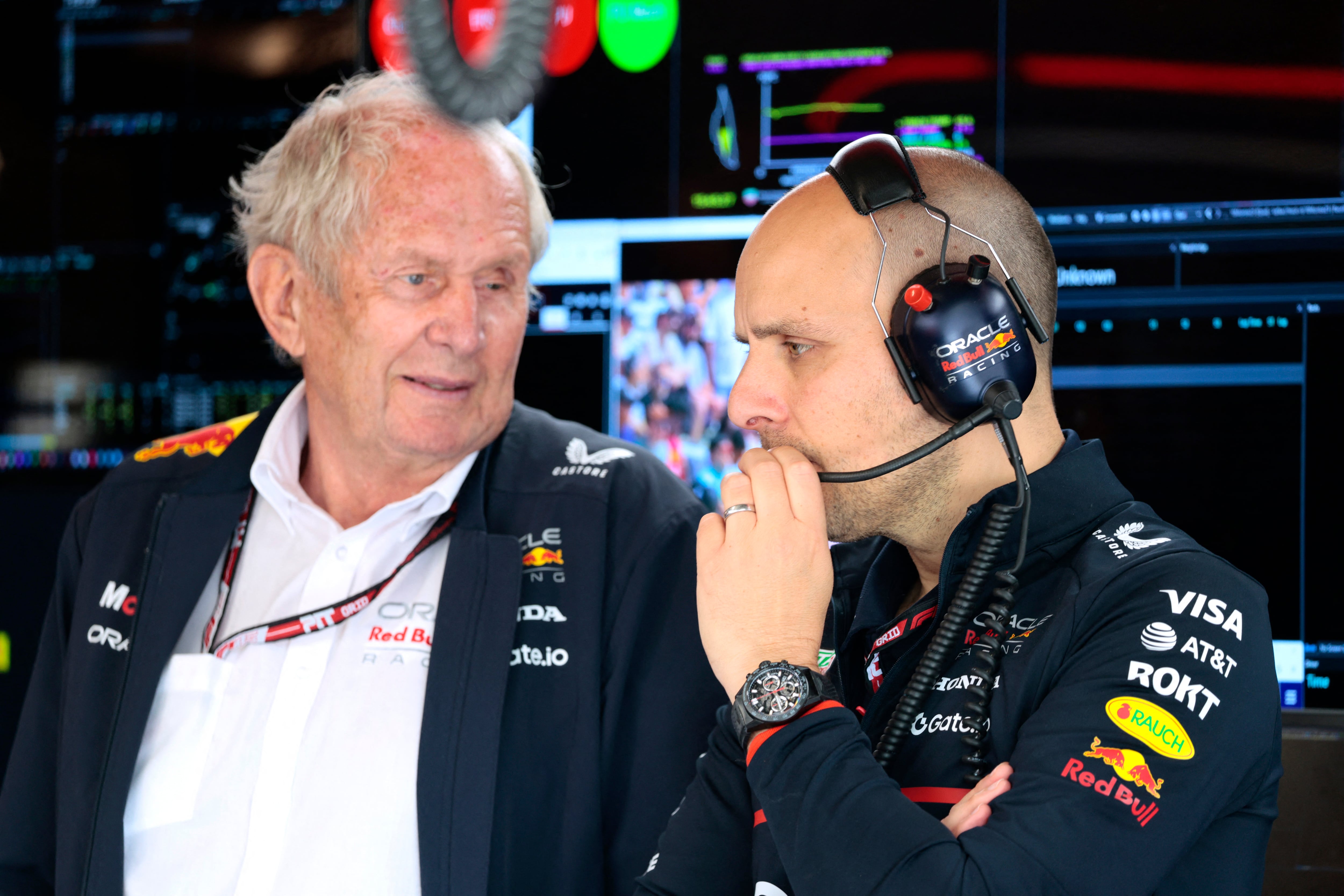 Helmut Marko y Gianpiero Lambiase, las dos piezas claves de Red Bull que podrían sufrir cambios en sus roles (REUTERS/Shawn Thew)